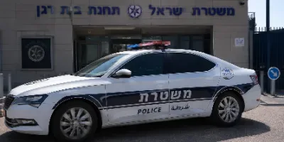 ניידת משטרה בתחנת בית דגן